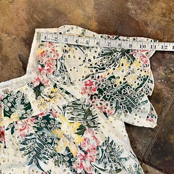 NWT Tru Luxe Jeans Multicolor Floral Eyelets Short Sleeve Blouse Medium - Picture 4 of 9